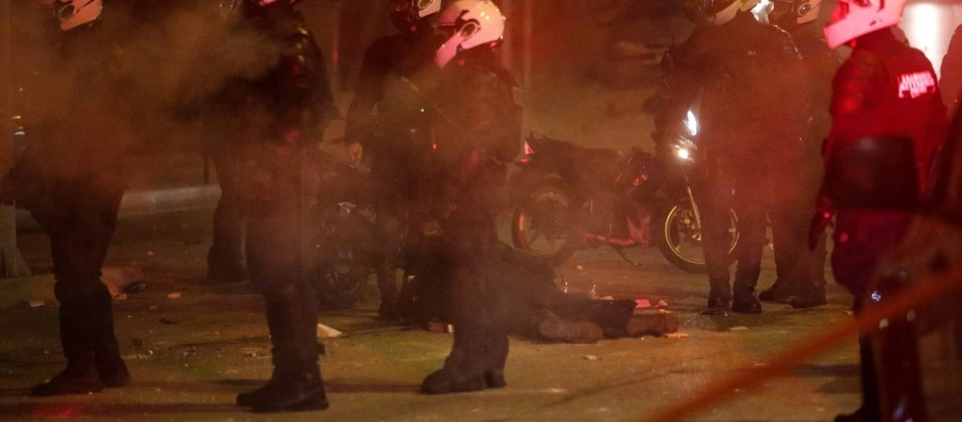 Ν.Σμύρνη: Συλληφθέντας κατηγορείται ότι συμμετείχε στον ξυλοδαρμού του αστυνομικού - Μέλος οπαδικού συνδέσμου